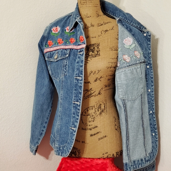 Bill Blass Floral embroidered jean jacket Lg. Petite - Picture 3 of 7